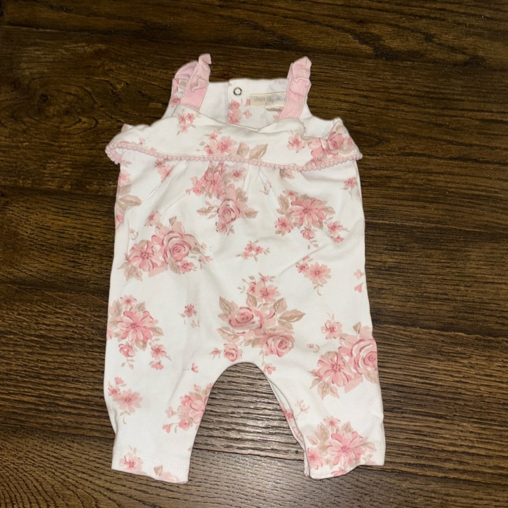 Newborn baby girl fit